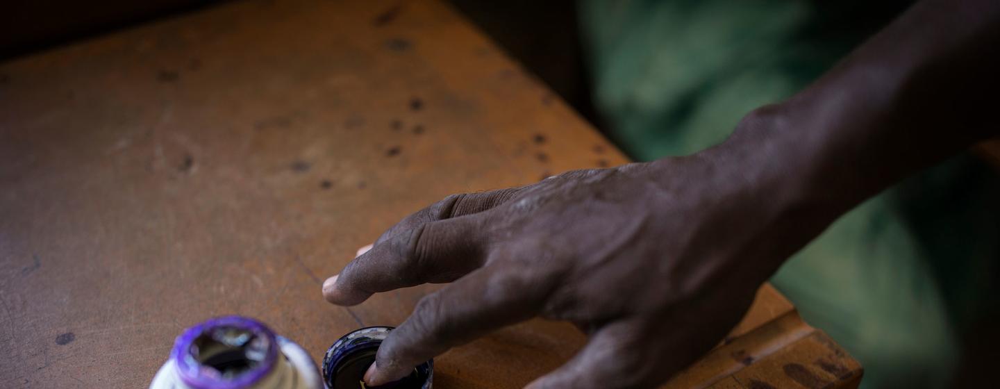 Le doigt d'un électeur est teint à l'encre après avoir voté lors d'une élection.