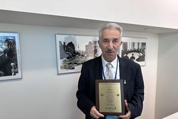 الدكتور نظام عساف، مدير مركز عمان لدراسات حقوق الإنسان يحمل جائزة الأمم المتحدة لحقوق الإنسان لعام 2023 والتي حصل عليها المركز.