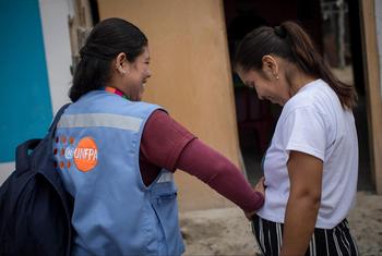 Una partera del UNFPA visita a una madre embarazada de dos hijos en su casa en el noroeste de Perú.