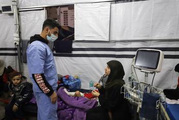 Un trabajador sanitario atiende a niños heridos en Gaza.