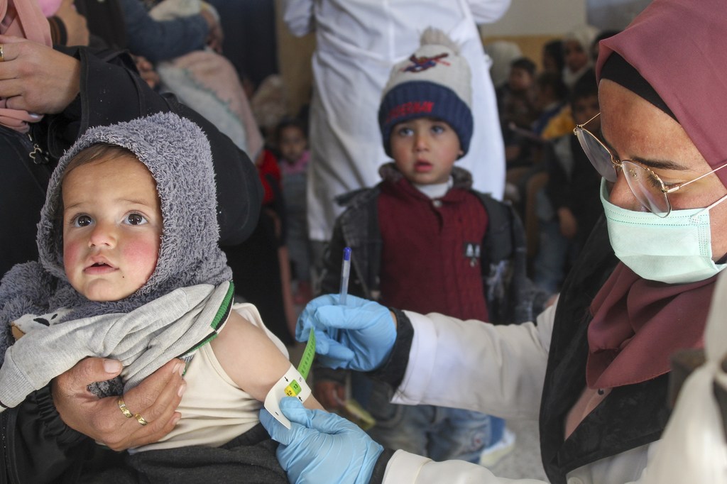 Mtoto mwenye umri wa mwezi mmoja akipimwa iwapo ana utapiamlo kwenye kliniki inayoendeshwa na UNICEF nchini Syria