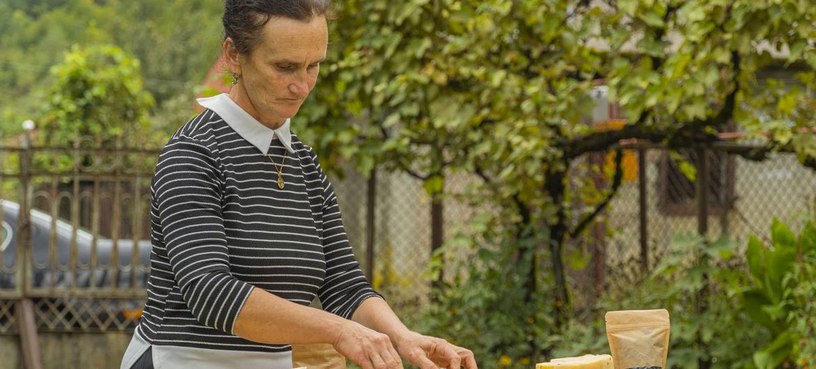 Навыки и опыт Нино Кавтарадзе в переработке фруктов и сыроделии дали ей возможность собрать средства на жизненно необходимое лечение от рака и помогли стать лидером в сообществе фермеров в рамках одной из инициатив ФАО. 