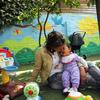 Une mère chilienne embrasse son enfant dans un établissement de Santiago.