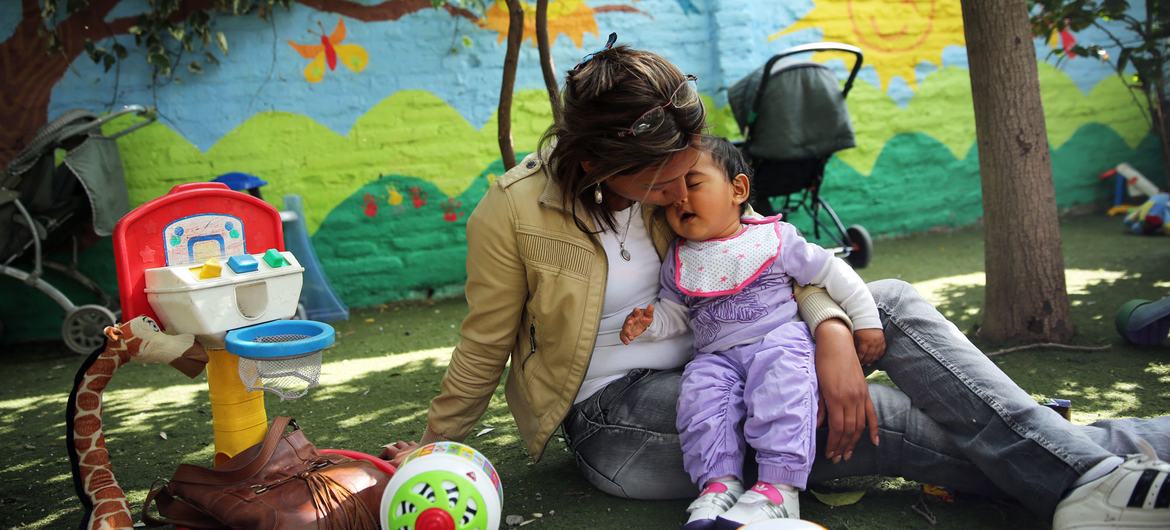 Une mère chilienne embrasse son enfant dans un établissement de Santiago.