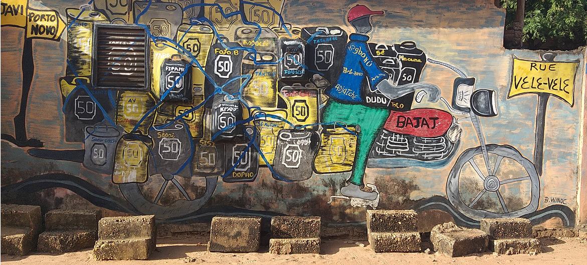Graffiti présentant un transporteur de carburant à Porto Novo, au Bénin.