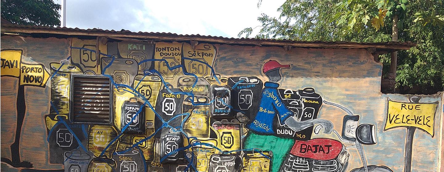 Graffiti con un transportista de combustible en Porto Novo, Benin.