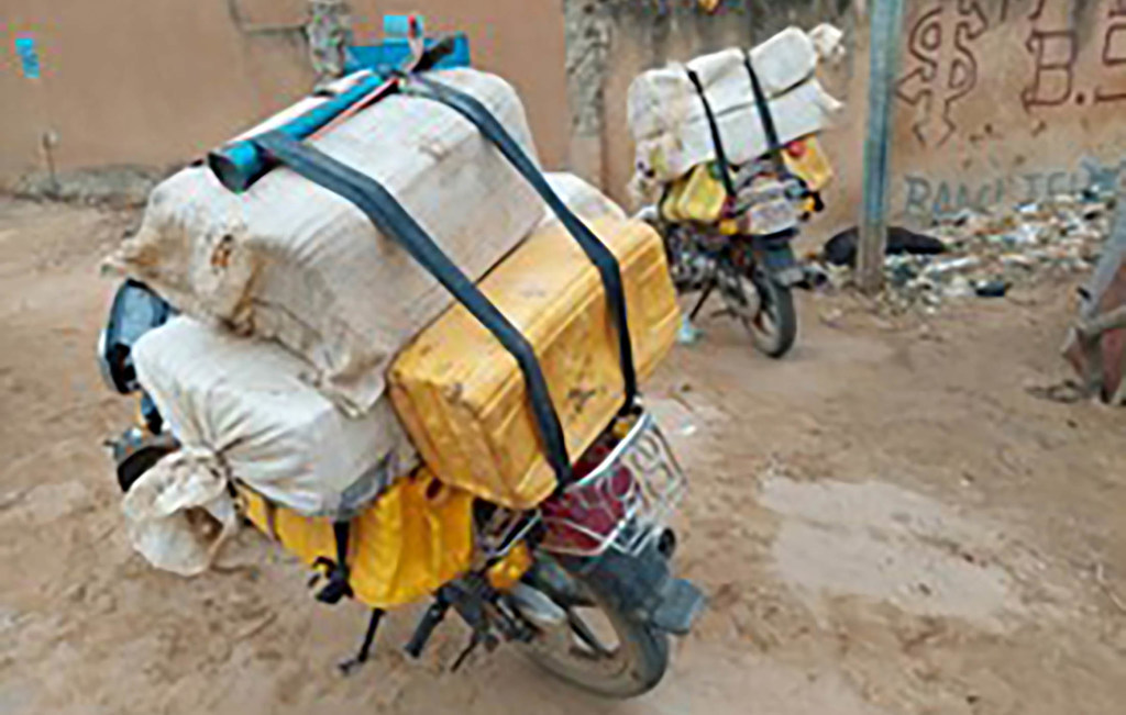 Des motos transportant du carburant de contrebande, à Dosso, au Niger, près de la frontière avec le Nigéria, en octobre 2021