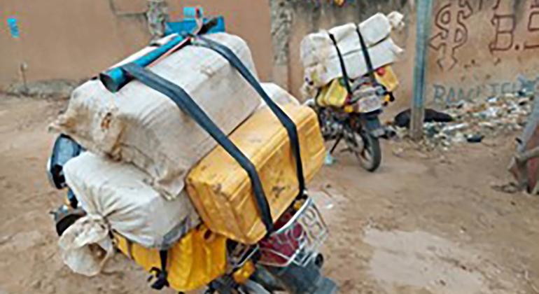 Des motos transportant du carburant de contrebande, à Dosso, au Niger, près de la frontière avec le Nigéria, en octobre 2021