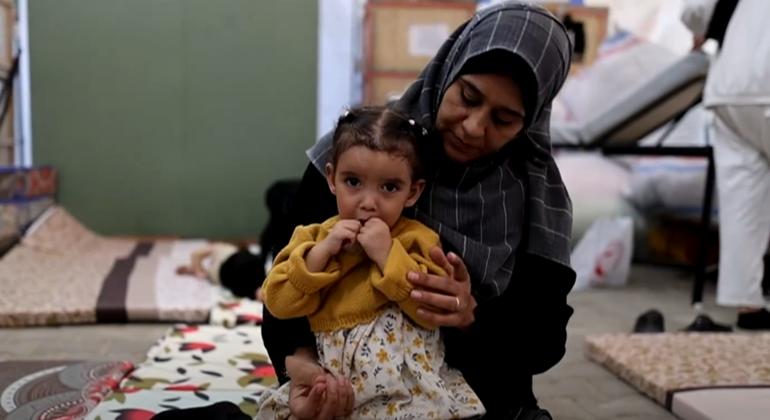 Maria, junto a su madre, resultó herida en un bombardeo. Espera a ser evacuada de Gaza por la OMS