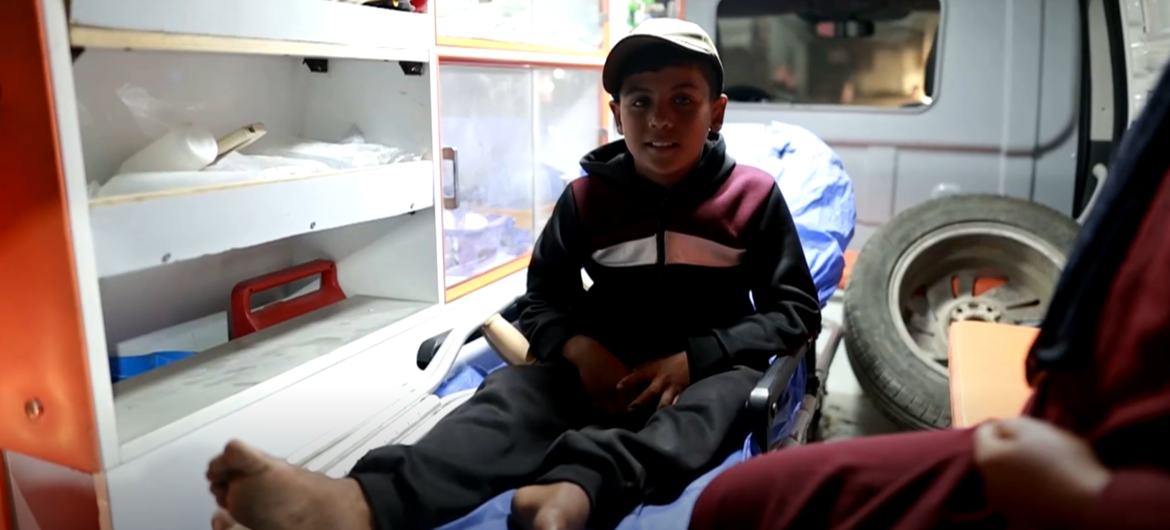 Los equipos de la OMS evacuan a un niño de Gaza