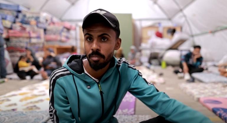 Ibrahim Abu Ashiba, paciente, espera a ser evacuado en el En el hospital de campaña de la Media Luna Roja Palestina, en Al Mawasi, Gaza.