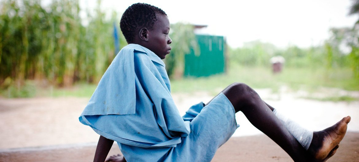 Un jeune garçon venant de recevoir un traitement contre la maladie du ver de Guinée au Soudan du Sud.