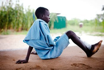 Un jeune garçon venant de recevoir un traitement contre la maladie du ver de Guinée au Soudan du Sud.