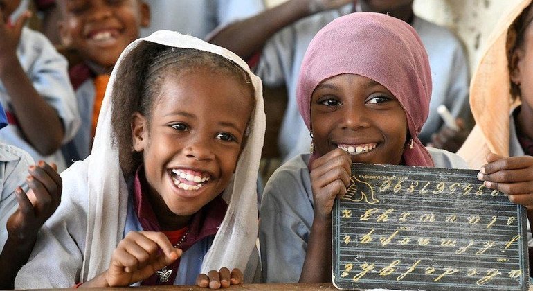 Niños en una clase de ciencia en una escuela de Bol, una localidad de Chad afectada por el conflicto.