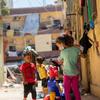 مجموعة من الأطفال يلهون في أحد شوارع بيروت.