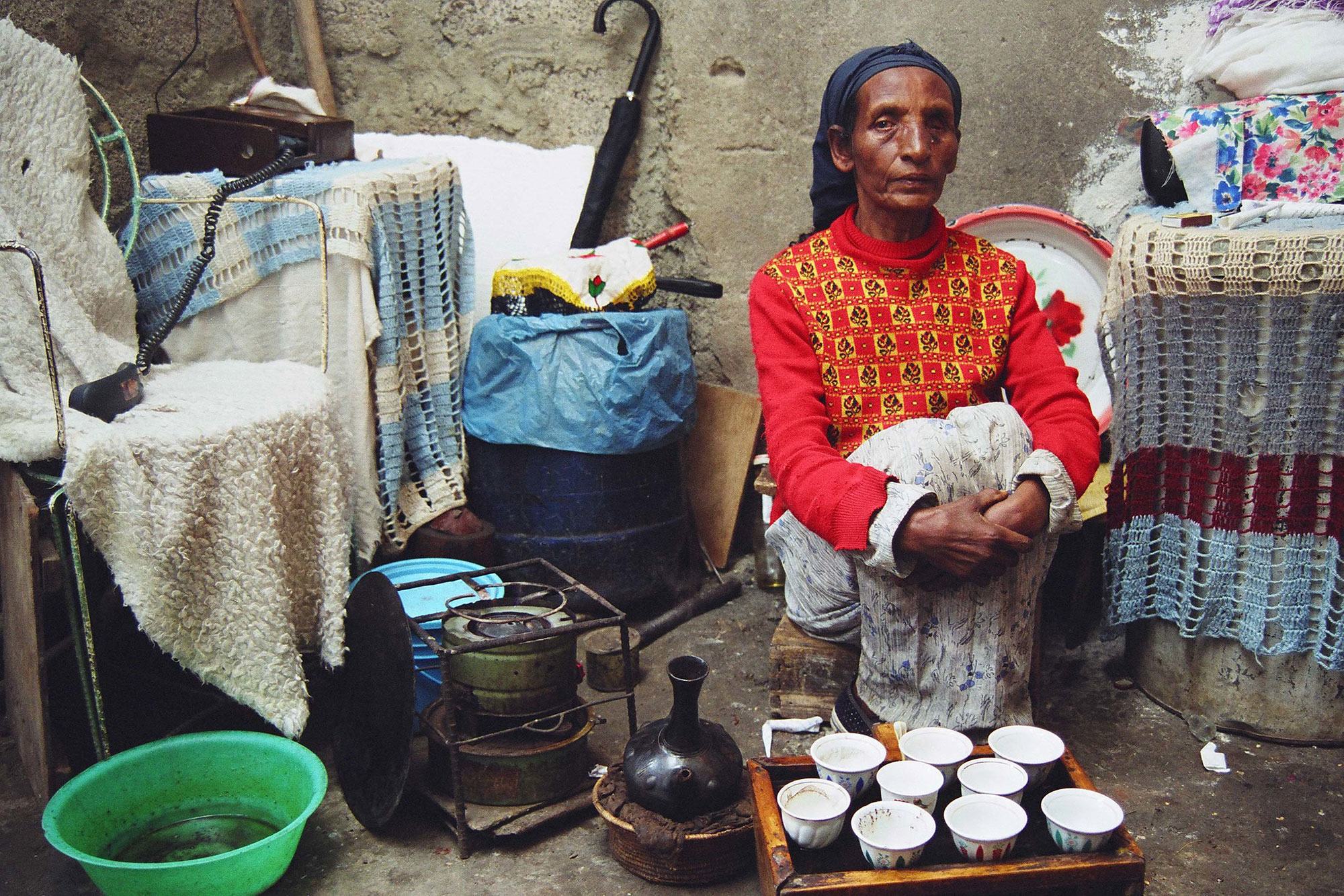 Mfanyabiashara aliyeathiriwa na ukoma akisubiri wateja mjini Addis Ababa, Ethiopia.