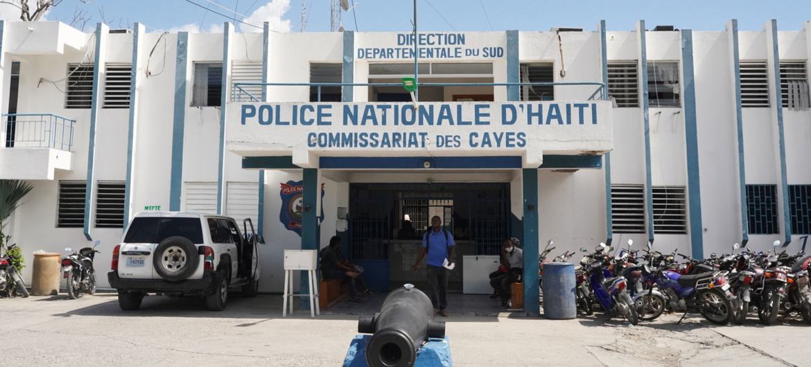 संयुक्त राष्ट्र के अनुसार, हेती की राष्ट्रीय पुलिस को, हिंसक गुटों की गतिविधियों पर क़ाबू पाने के लिए मज़बूत करने की ज़रूरत है.