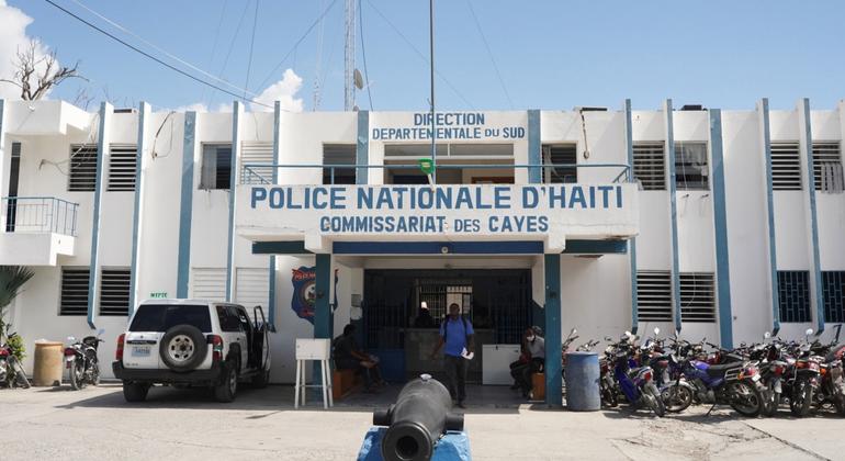 A Polícia Nacional Haitiana precisa ser fortalecida para poder responder aos enormes desafios que enfrenta, segundo a ONU