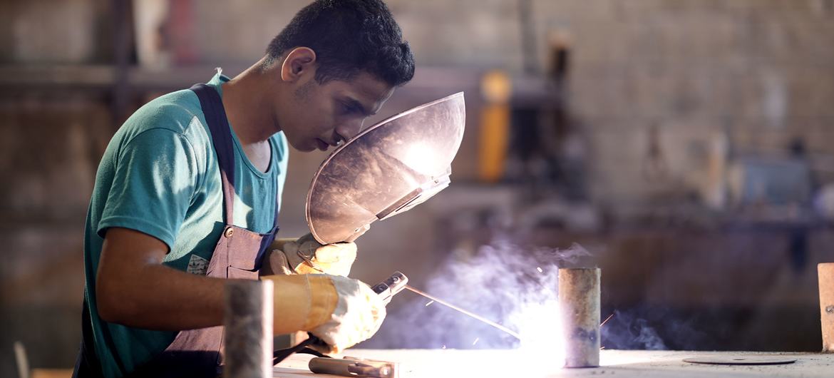 В Ливане молодой безработный получает профессиональную подготовку.