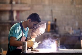 Au Liban, les jeunes chômeurs participent à des programmes de formation dans le cadre desquels ils reçoivent un salaire de subsistance tout en apprenant.