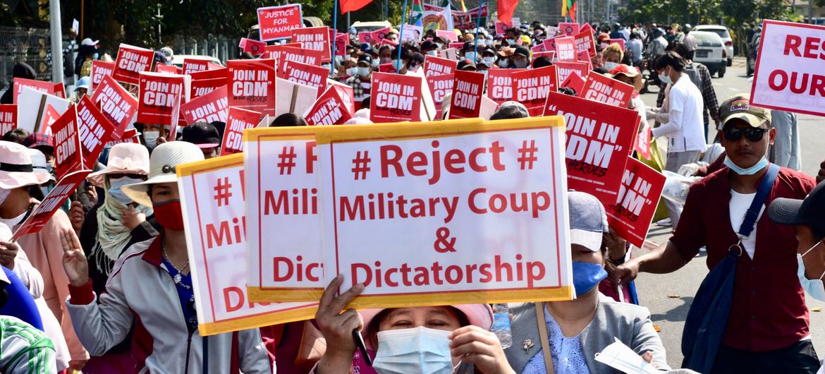 میانمار میں فوجی بغاوت کے خلاف ایک مظاہرہ۔