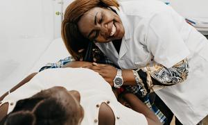 Juliana Germano, mtaalamu wa afya kutoka Chama cha maendeleo ya familia Msumbiji, (AMODEFA) ndani ya kliniki tembezi.
