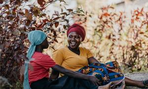 Elena, mwenye umri wa miaka 15, wakati wa kikao cha kupatiwa ushauri na mwanaharakati wa jamii Zaida, katika wilaya ya Metuge jimboni Cabo Delgado.