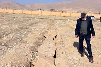 Hanny Megally, membre de la Commission d'enquête de l'ONU sur la Syrie, sur le site d'une fosse commune dans la région de Damas.