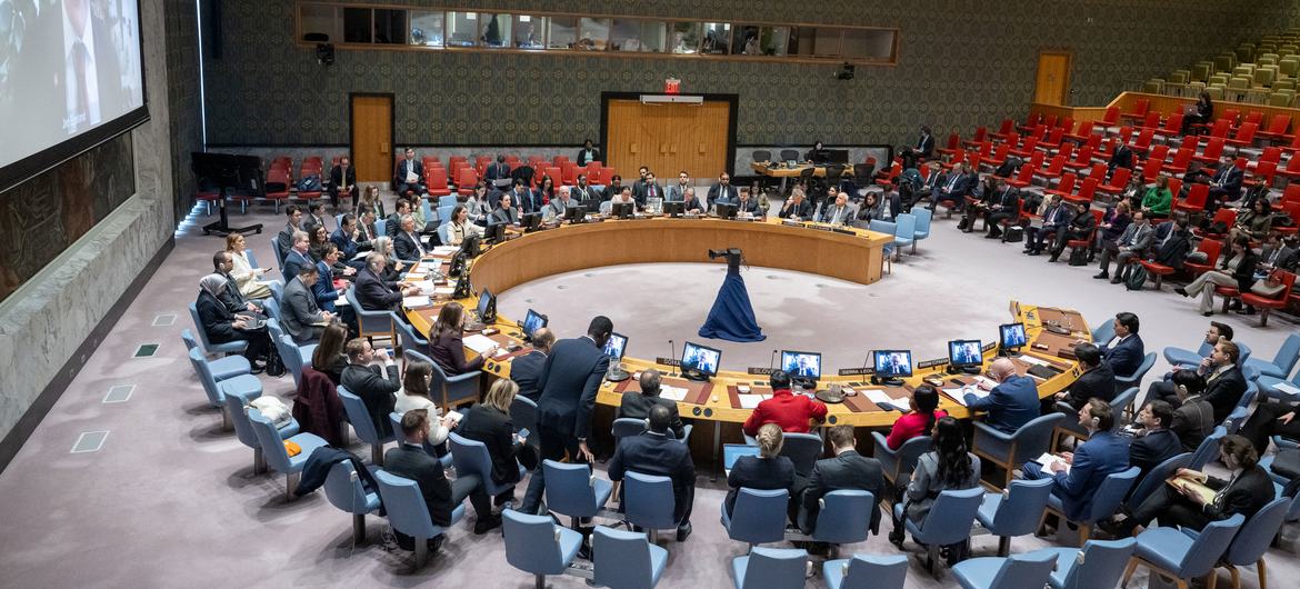 纽约联合国安理会会议全景，会议讨论中东局势和巴勒斯坦问题。