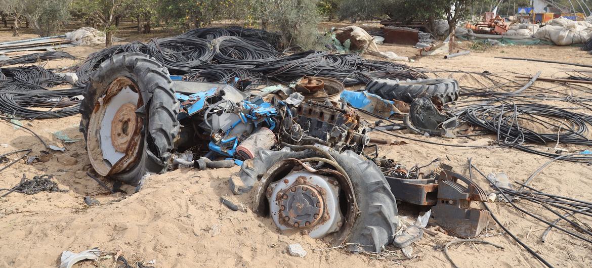 Un tracteur agricole détruit jonche le sol à Gaza.