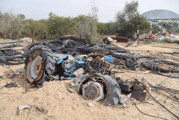 Un tracteur agricole détruit jonche le sol à Gaza.