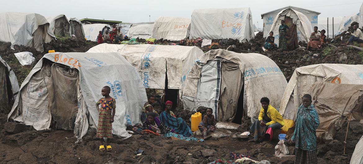 Familiares sentados frente a un refugio en el campo de desplazados de Lushagala, en Goma (archivo).