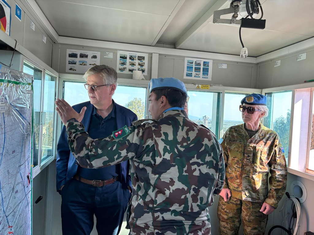 Jean-Pierre Lacroix recebe informações dos soldados de paz da UNDOF em um posto de observação.