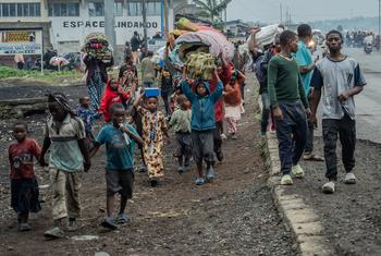 Miles de personas huyen de la inseguridad en Goma, en el este de la RD del Congo.
