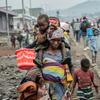 Une femme marche dans les rues avec des enfants à Goma, dans l'est de la République démocratique du Congo.