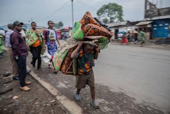 Les gens continuent de fuir les troubles dans la ville de Goma, dans l'est de la RDC.