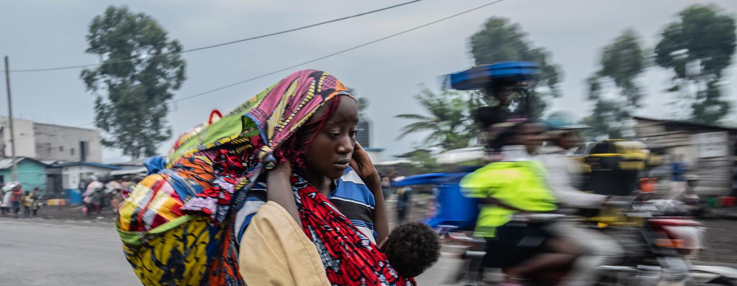 Une femme fuit un camp de déplacés à Goma, dans l’est de la RDC, lors des violents affrontements survenus en début d’année.