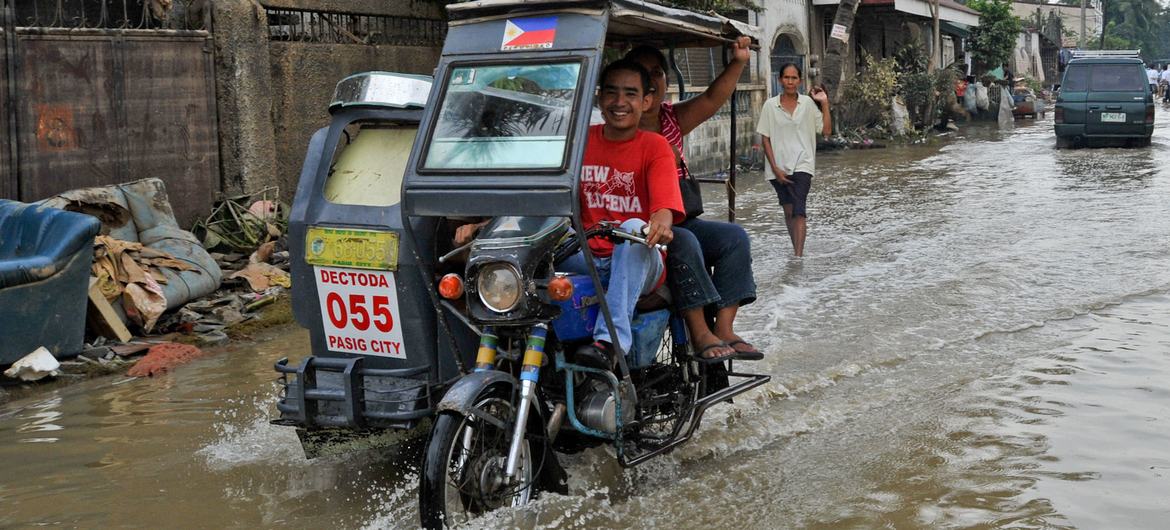 菲律宾一天之内的降雨达到了一个月的降雨量。洪水冲走了的房屋并淹没了大片地区。（资料图片）
