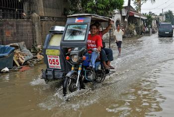 菲律宾一天之内的降雨达到了一个月的降雨量。洪水冲走了的房屋并淹没了大片地区。（资料图片）