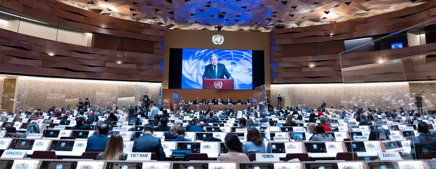 O secretário-geral da ONU, António Guterres, discursa em um pódio diante de um telão durante uma reunião do Conselho de Direitos Humanos em Genebra.