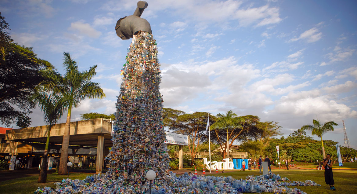 Un monumento de 9 metros de altura titulado "Cierra el grifo del plástico", obra del activista y artista canadiense Benjamin von Wong, se alza frente a la sede de las Naciones Unidas para el Medio Ambiente en Nairobi (Kenia).