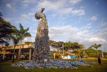 Un monumento de 9 metros de altura titulado "Cierra el grifo del plástico", obra del activista y artista canadiense Benjamin von Wong, se alza frente a la sede de las Naciones Unidas para el Medio Ambiente en Nairobi (Kenia).