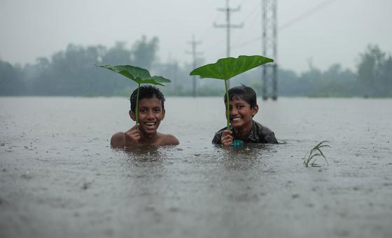 बांग्लादेश के चिट्टागाँग में मौसम बारिश के कारण नियमित रूप से बाढ़ आती है.