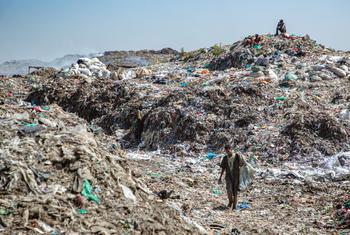 केनया के नैरोबी शहर में, प्लास्टिक का कूड़ा भंडार जहाँ, ज़्यादातर कचरा, प्लास्टिक है.