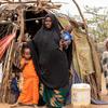 Una mujer y sus diez hijos viven en un campamento de desplazados en Kenya.