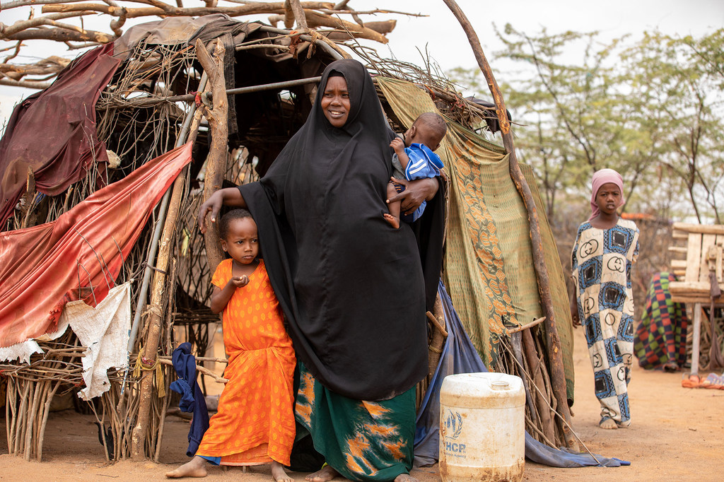 Une mère et ses 10 enfants se sont installés dans un camp de réfugiés au Kenya en mars 2022 après que la sécheresse ait ravagé ses cultures et son bétail en Somalie.