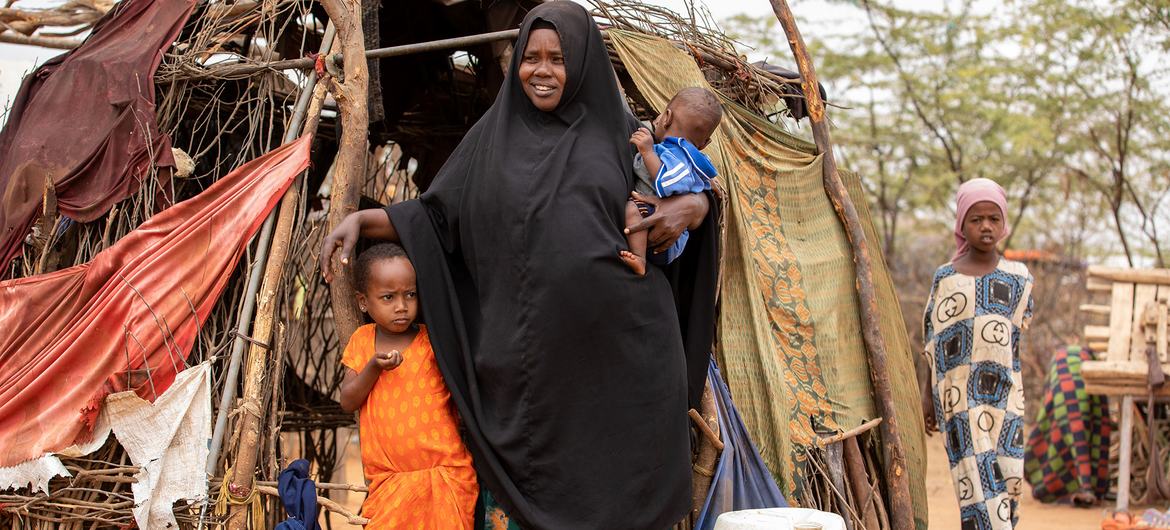 Una mujer y sus diez hijos viven en un campamento de desplazados en Kenya.