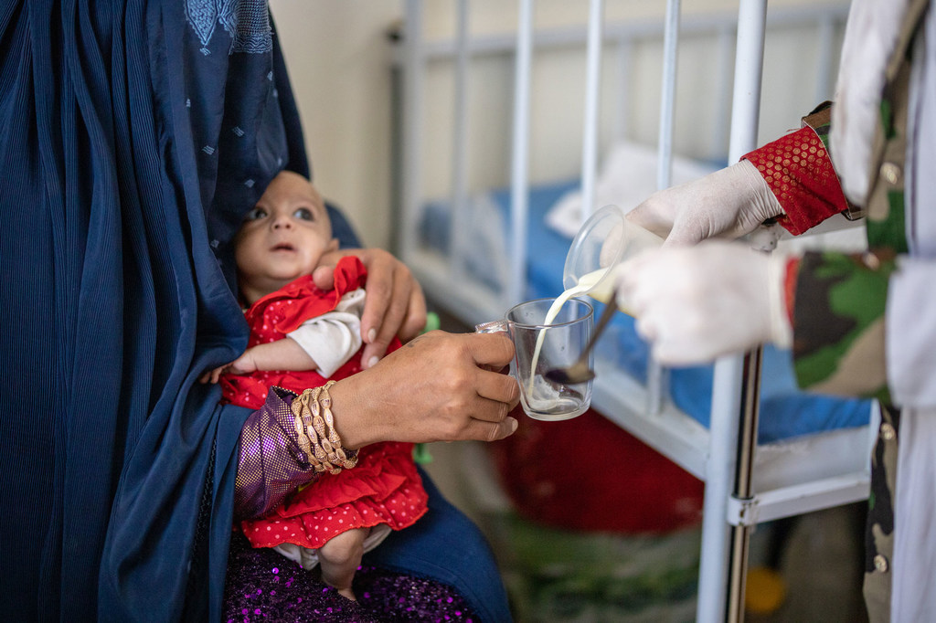 Une fillette de 5 mois à l'hôpital régional de Paktia à Gardez, en Afghanistan, reçoit du lait thérapeutique pour traiter la malnutrition.