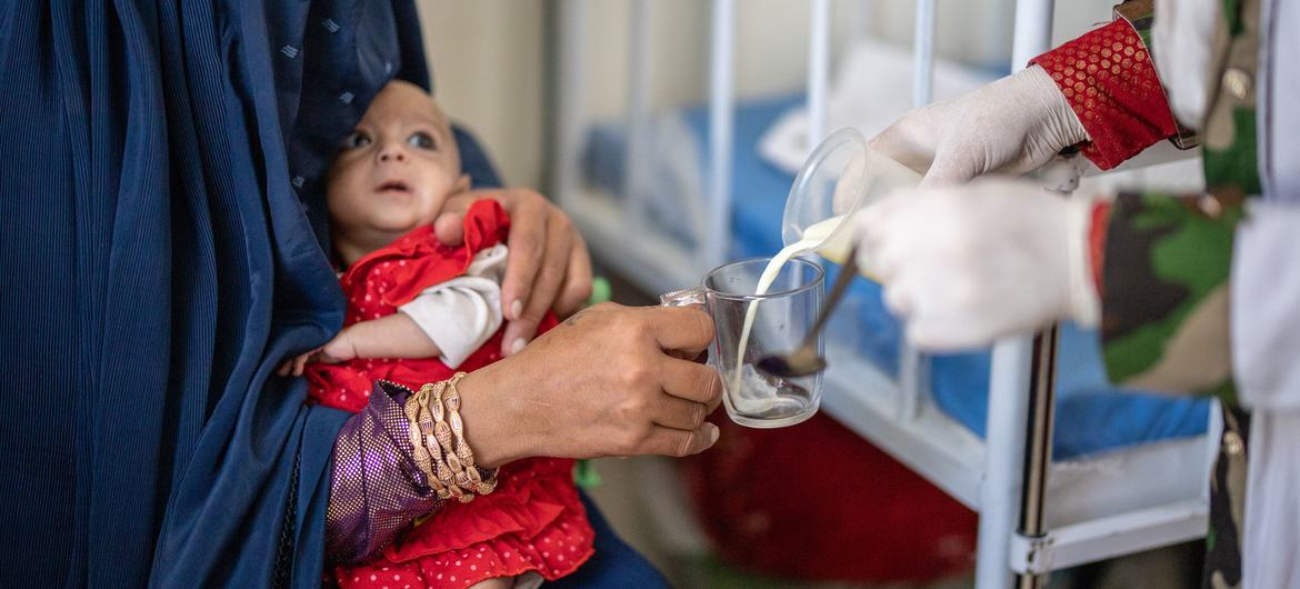 Une fillette de 5 mois à l'hôpital régional de Paktia à Gardez, en Afghanistan, reçoit du lait thérapeutique pour traiter la malnutrition.