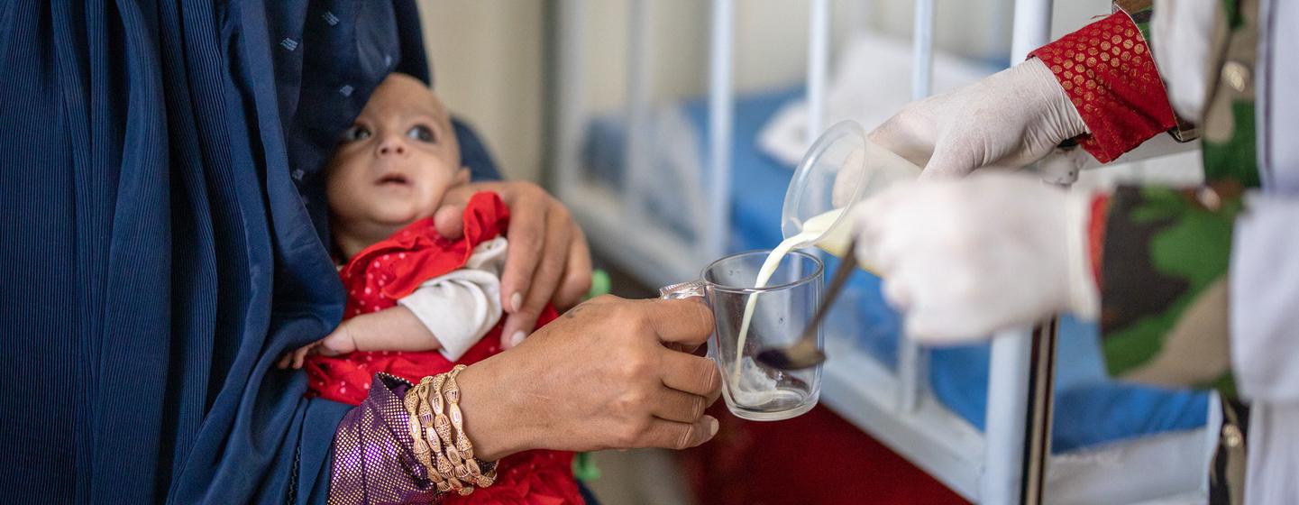 Une fillette de 5 mois à l'hôpital régional de Paktia à Gardez, en Afghanistan, reçoit du lait thérapeutique pour traiter la malnutrition.